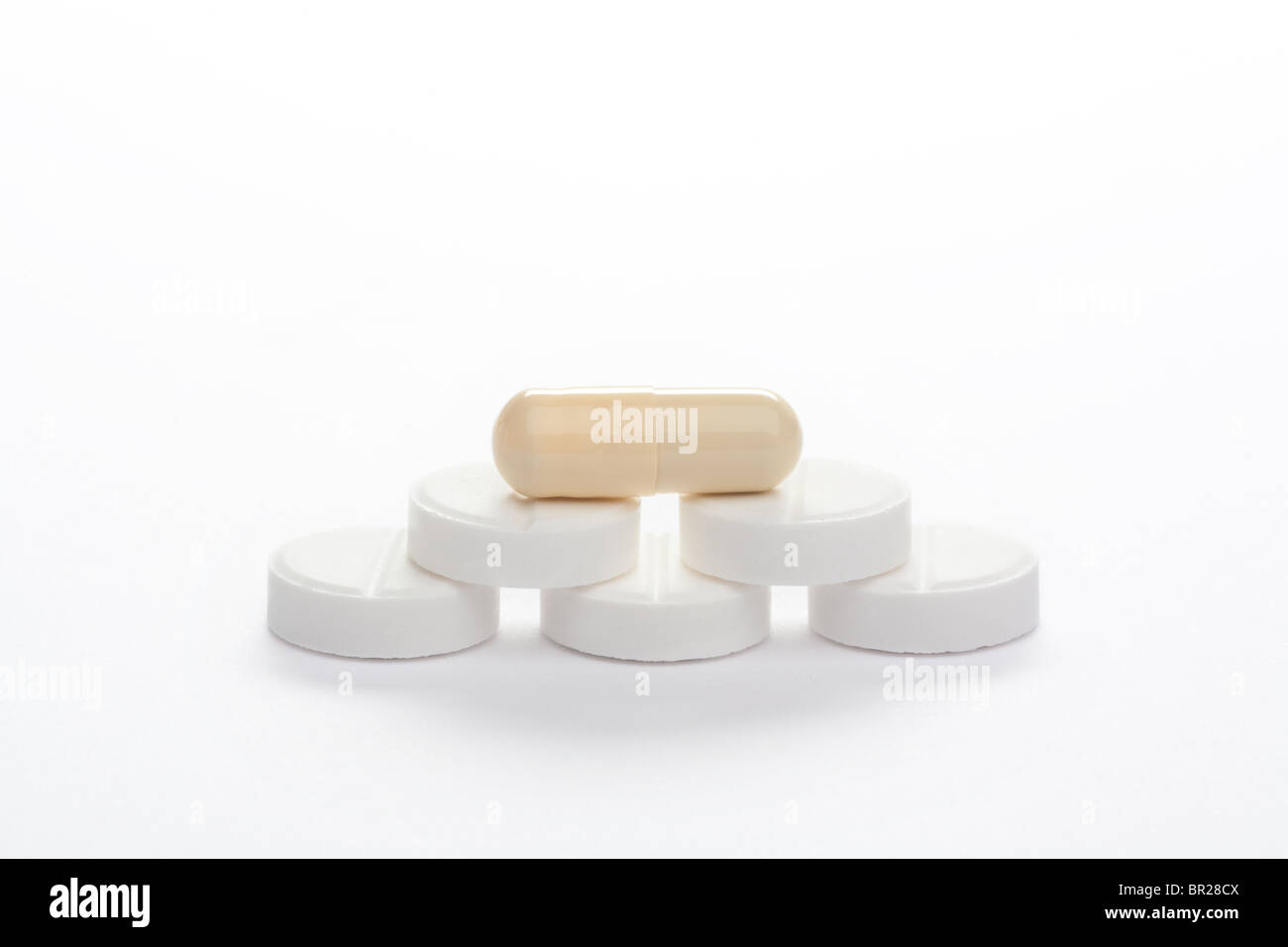 Pillole e capsule, isolato su bianco Foto Stock