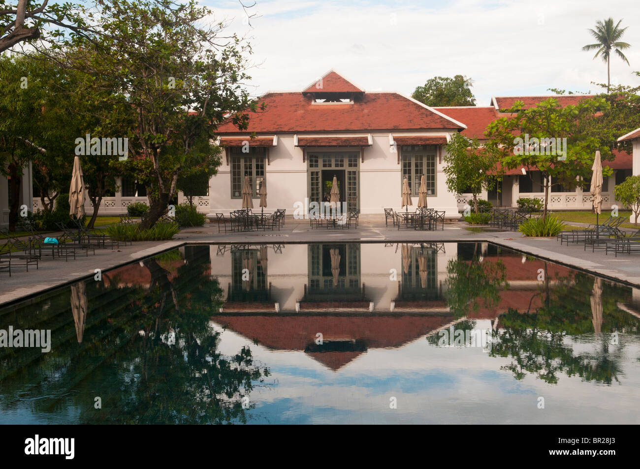 La piscina e la riflessione in elegante stile coloniale Francese home a Luang Prabang, Laos Foto Stock