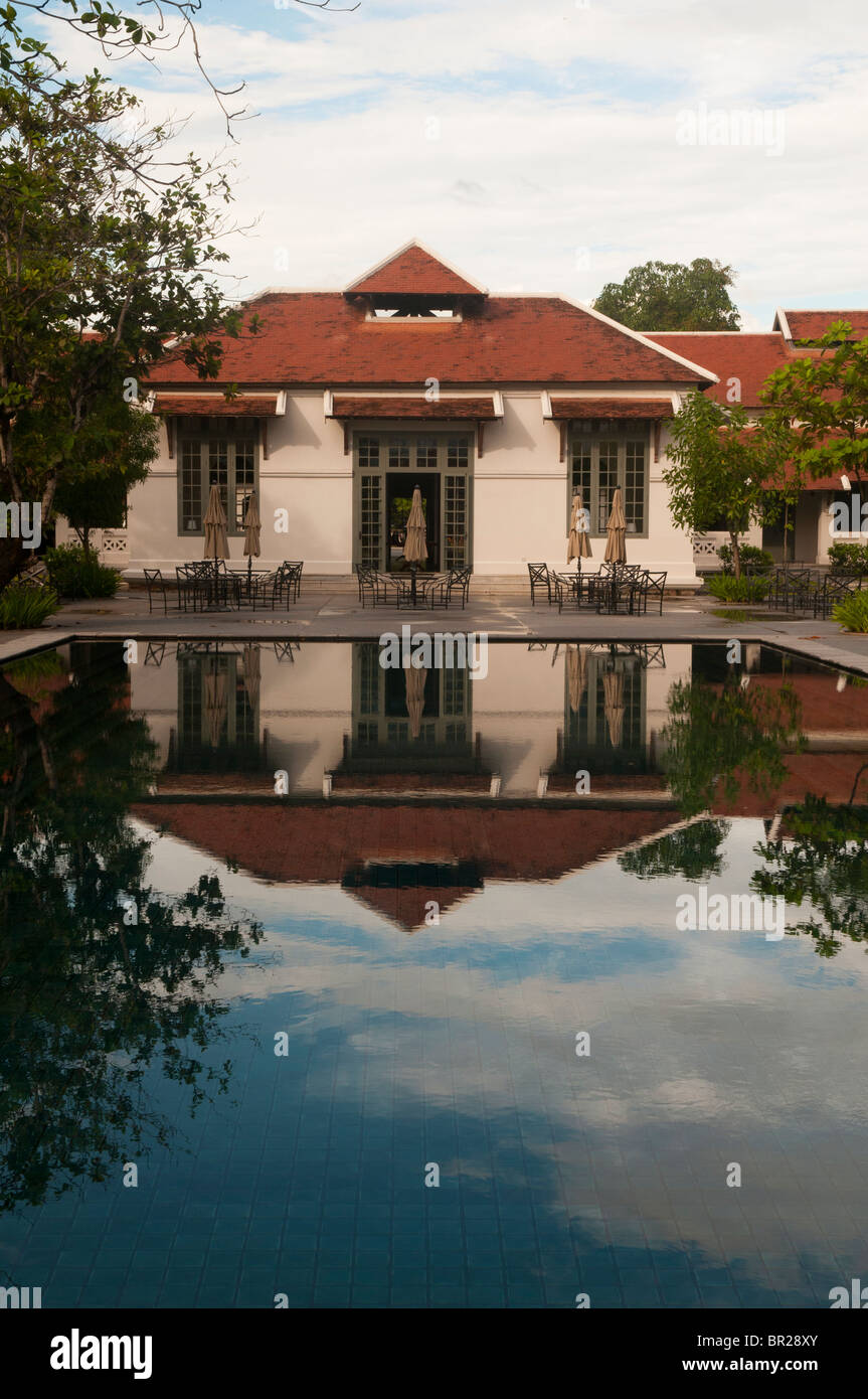 La piscina e la riflessione in elegante stile coloniale Francese home a Luang Prabang, Laos Foto Stock