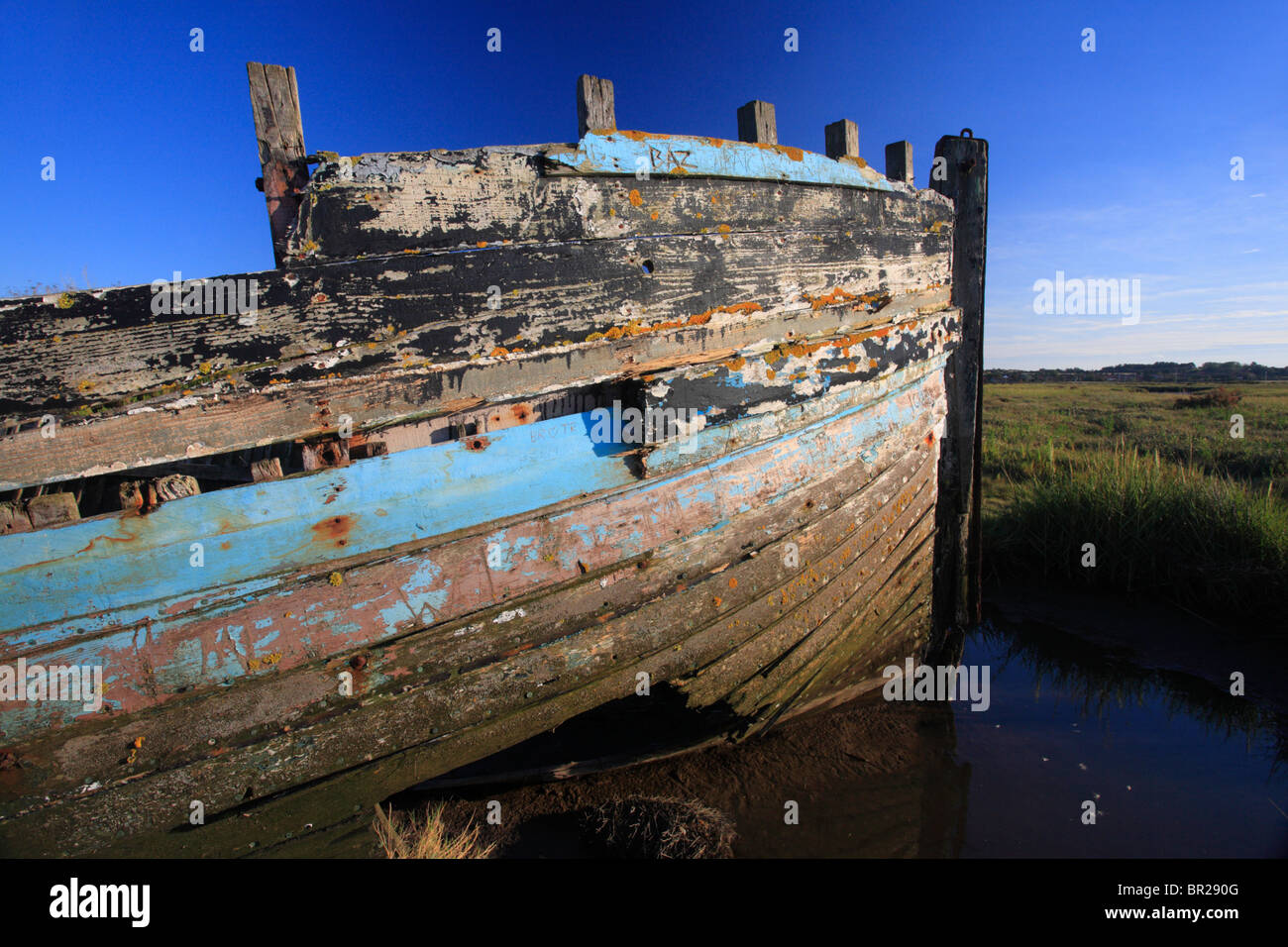 Relitto di una vecchia barca di legno sul marsh a Blakeney sulla Costa North Norfolk. Foto Stock
