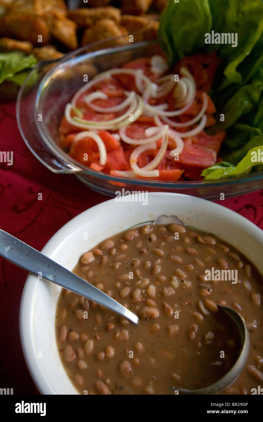 Tradizionale pasto brasiliano. Insalata di fagioli e Foto Stock