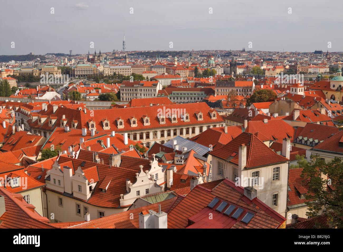 Piastrella rossi tetti della città di Praga, Repubblica Ceca Foto Stock