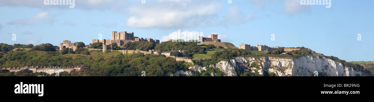 Vista del castello di Dover da sud, tardo pomeriggio di sole del mattino Foto Stock