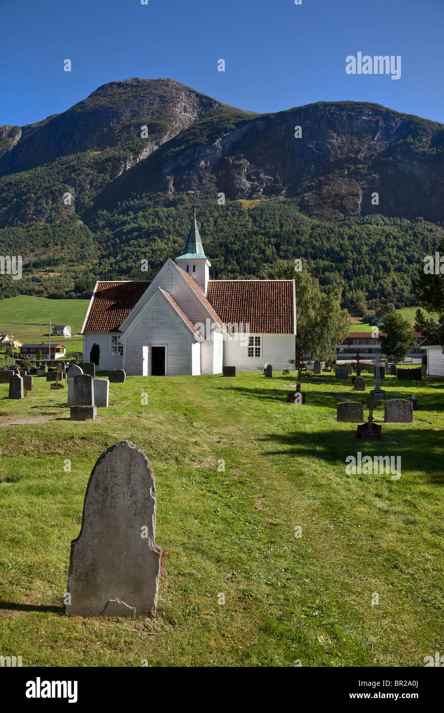 Bianco anticato imbarcato "vecchia chiesa risalente al 1759, Olden, Norvegia. Sole brillante Foto Stock