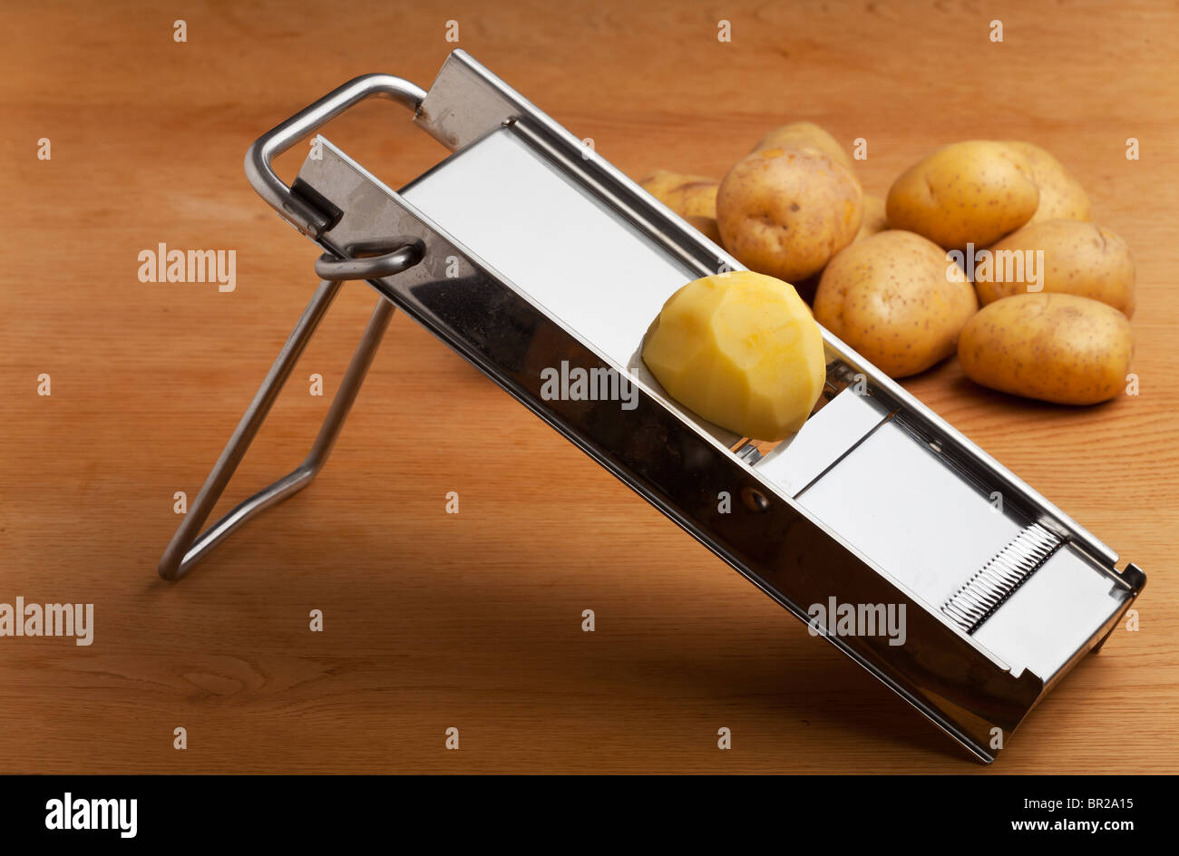 A metà una patata su un mandolino Tagliatutto Foto stock - Alamy