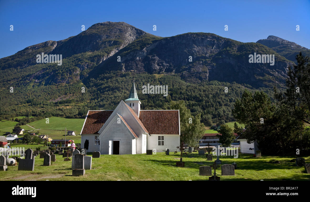 Bianco anticato imbarcato "vecchia chiesa risalente al 1759, Olden, Norvegia. Sole brillante Foto Stock
