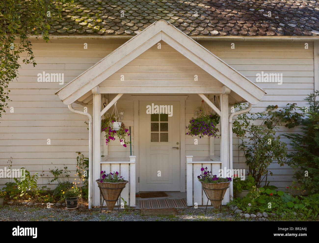 Saliti a bordo bianco casa norvegese, in tarda serata calda, uce di olden, Norvegia Foto Stock