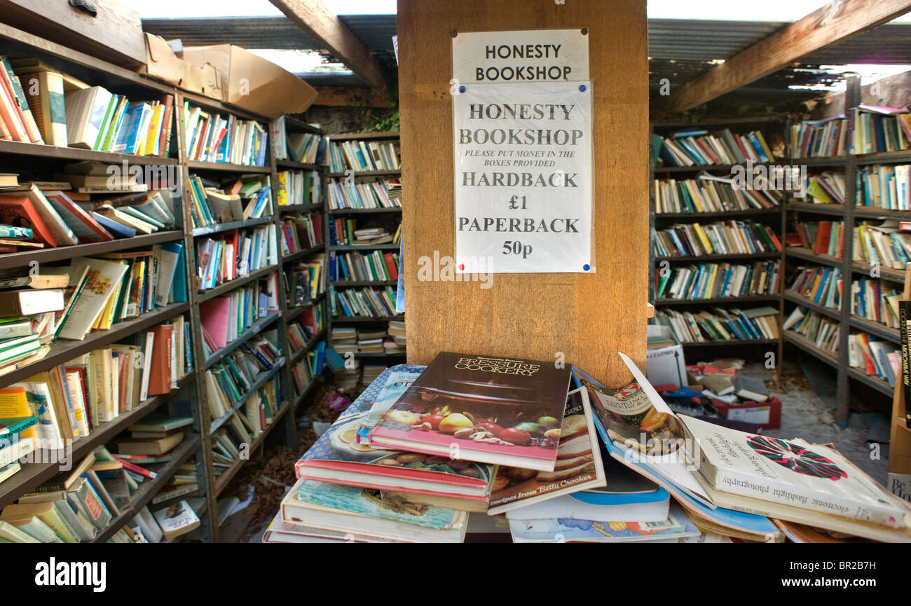 Onestà bookshop in Hay on Wye, la cittadina gallese, confine inglese specializzato in seconda mano libri. Foto Stock