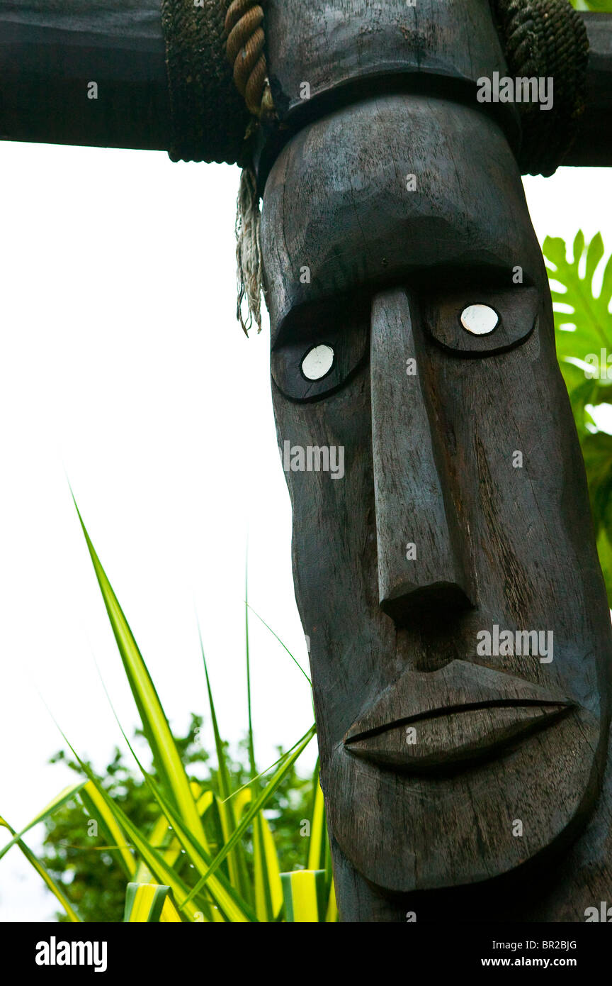 Tiki God volto scolpito in Bora Bora Foto Stock