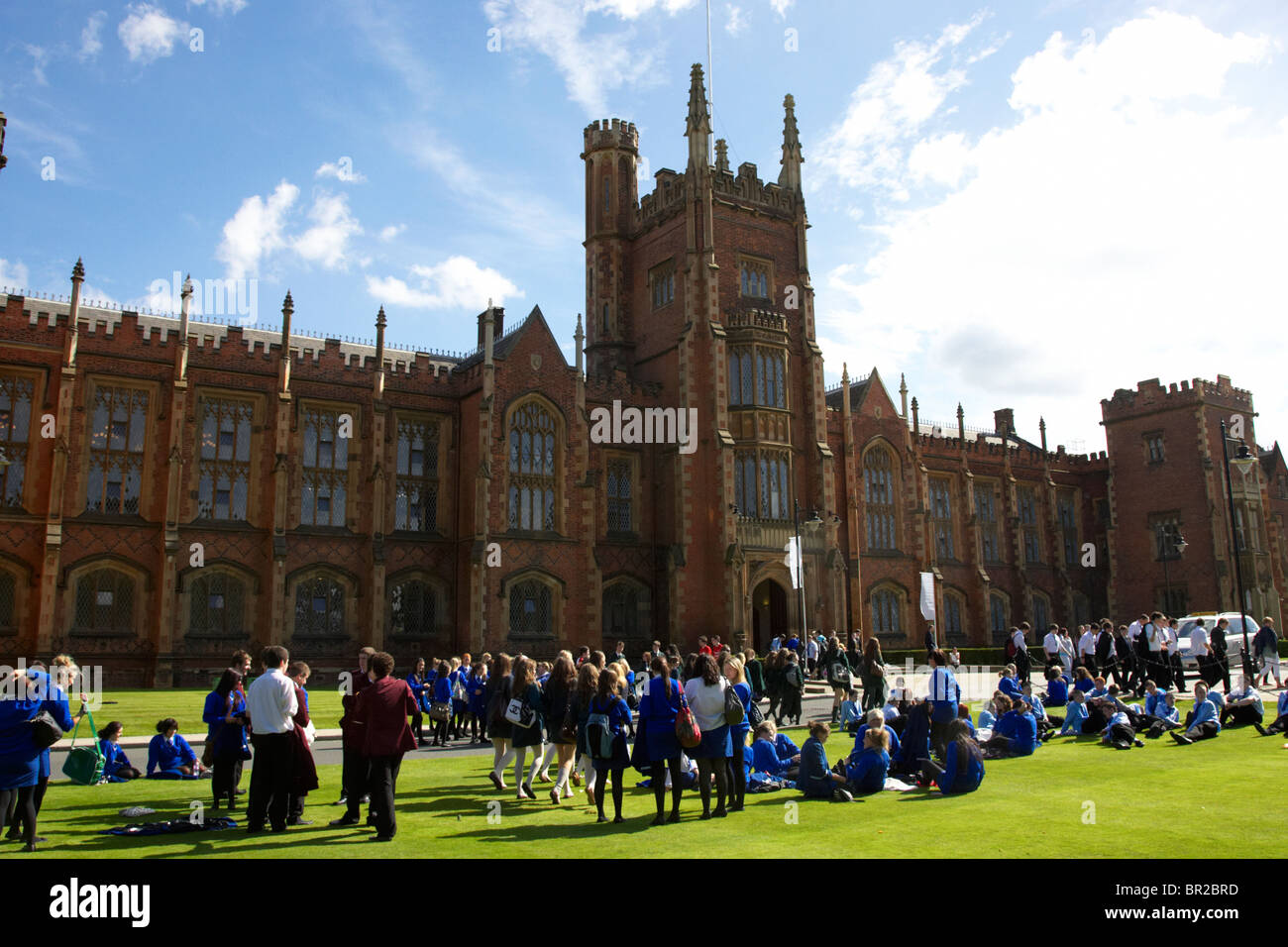 Gli studenti visitando open day at Queens University di Belfast principale edificio Lanyon Irlanda del Nord Regno Unito Foto Stock