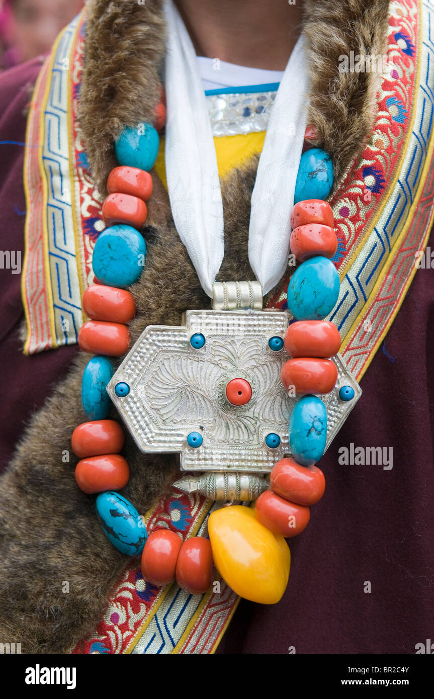 Argento e semi preziose collane in pietra adornano etnico tibetano a  ballerini folk festival, Danba, nella provincia di Sichuan, in Cina Foto  stock - Alamy