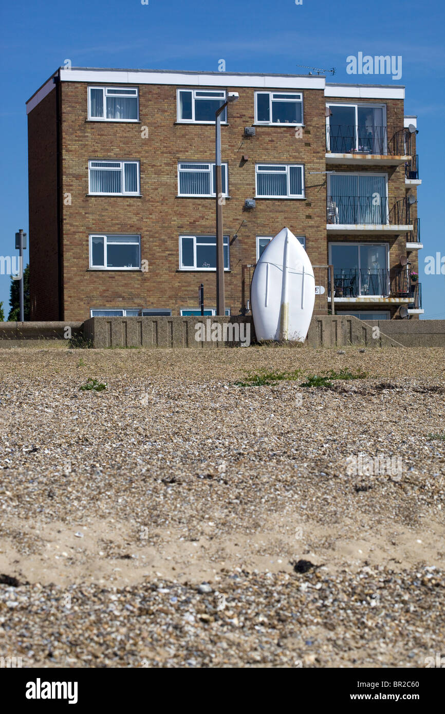 Barca incatenato al muro sulla spiaggia Thorpe Bay Essex England Regno Unito Foto Stock