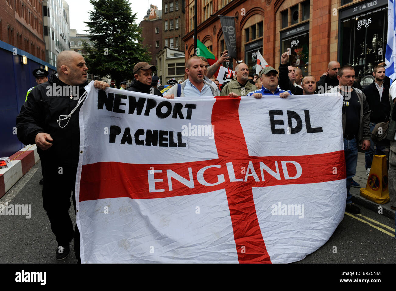 L'EDL sostenitori a Londra il modo di 9/11 corona recante al Grosvenor Square Foto Stock