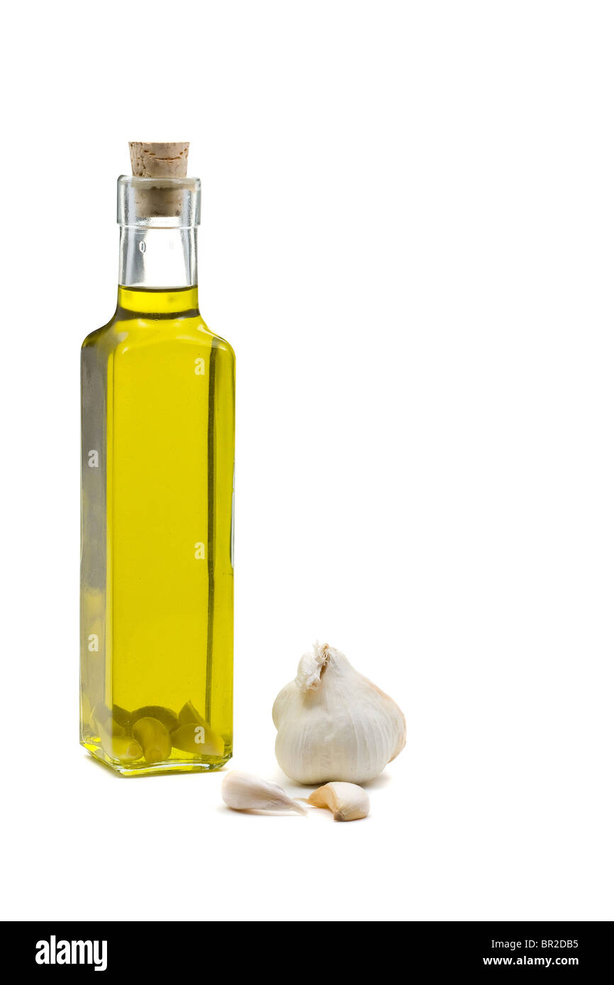 Infuso di aglio olio di oliva su sfondo bianco Foto Stock