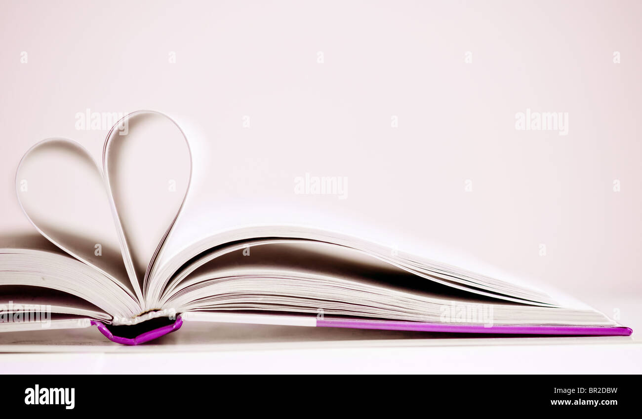 Le pagine di un libro in curva a forma di cuore Foto Stock