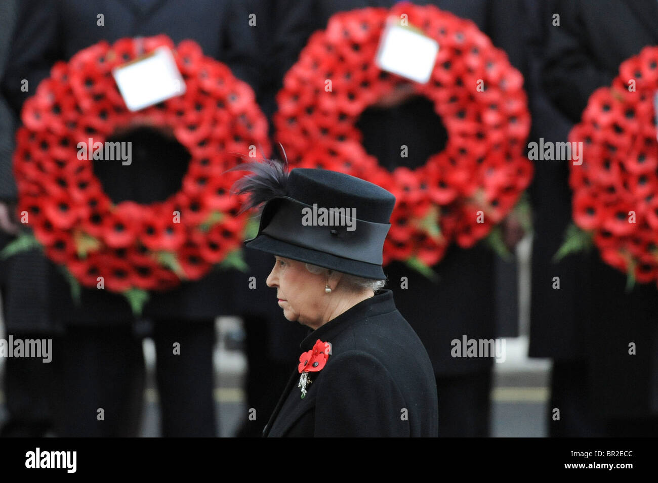 HRH Queen Elizabeth II assiste il ricordo la domenica il servizio presso il Cenotafio, Whitehall, Londra, 8 novembre 2009. Foto Stock