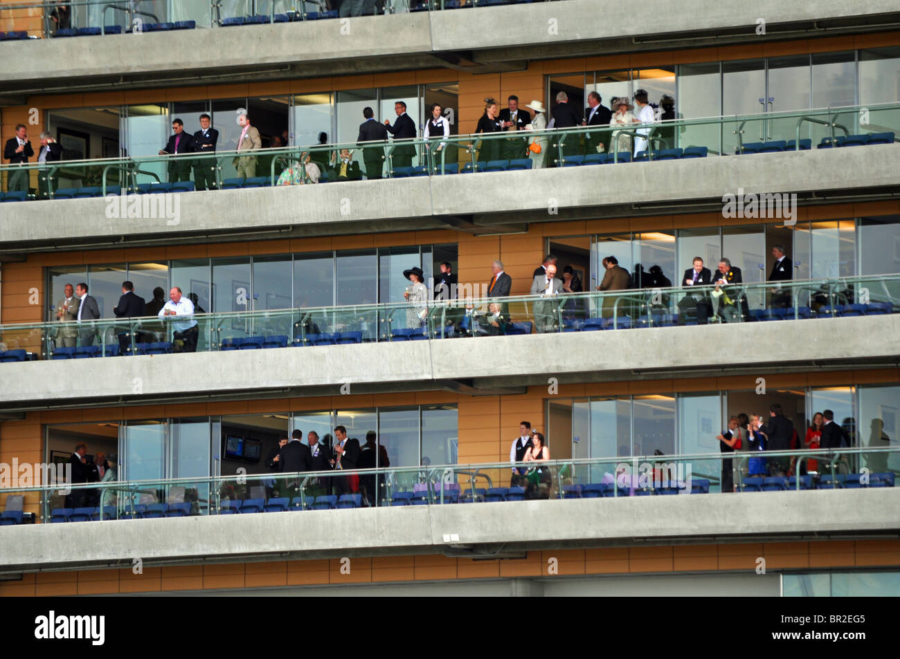 Ascot Berkshire, Inghilterra: spettatori nel supporto a Ascot Racecourse. Foto Stock