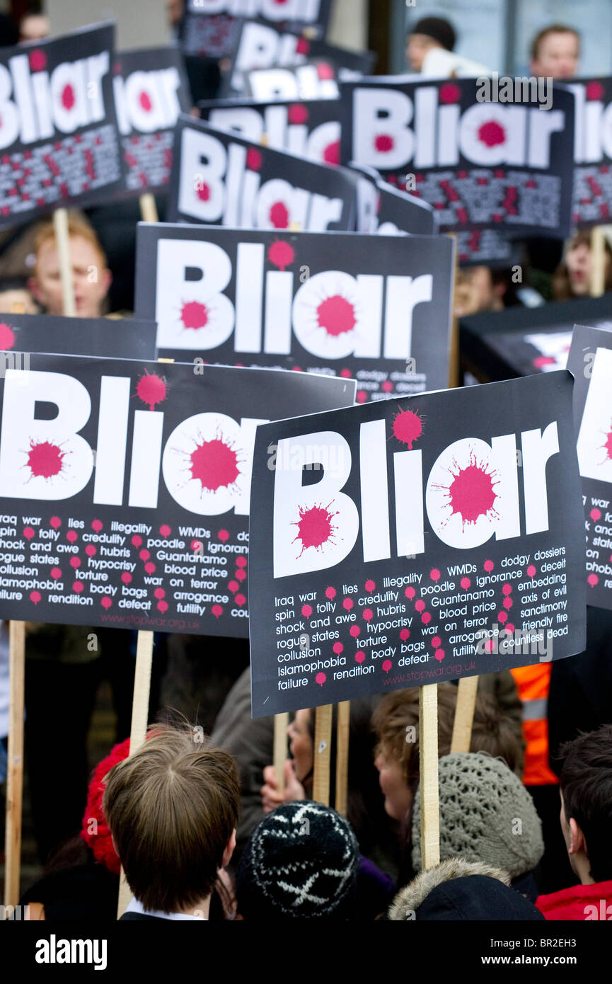 I dimostranti fuori del QEII conference center prima dell arrivo dell' ex Primo Ministro Tony Blair, Londra. Foto Stock