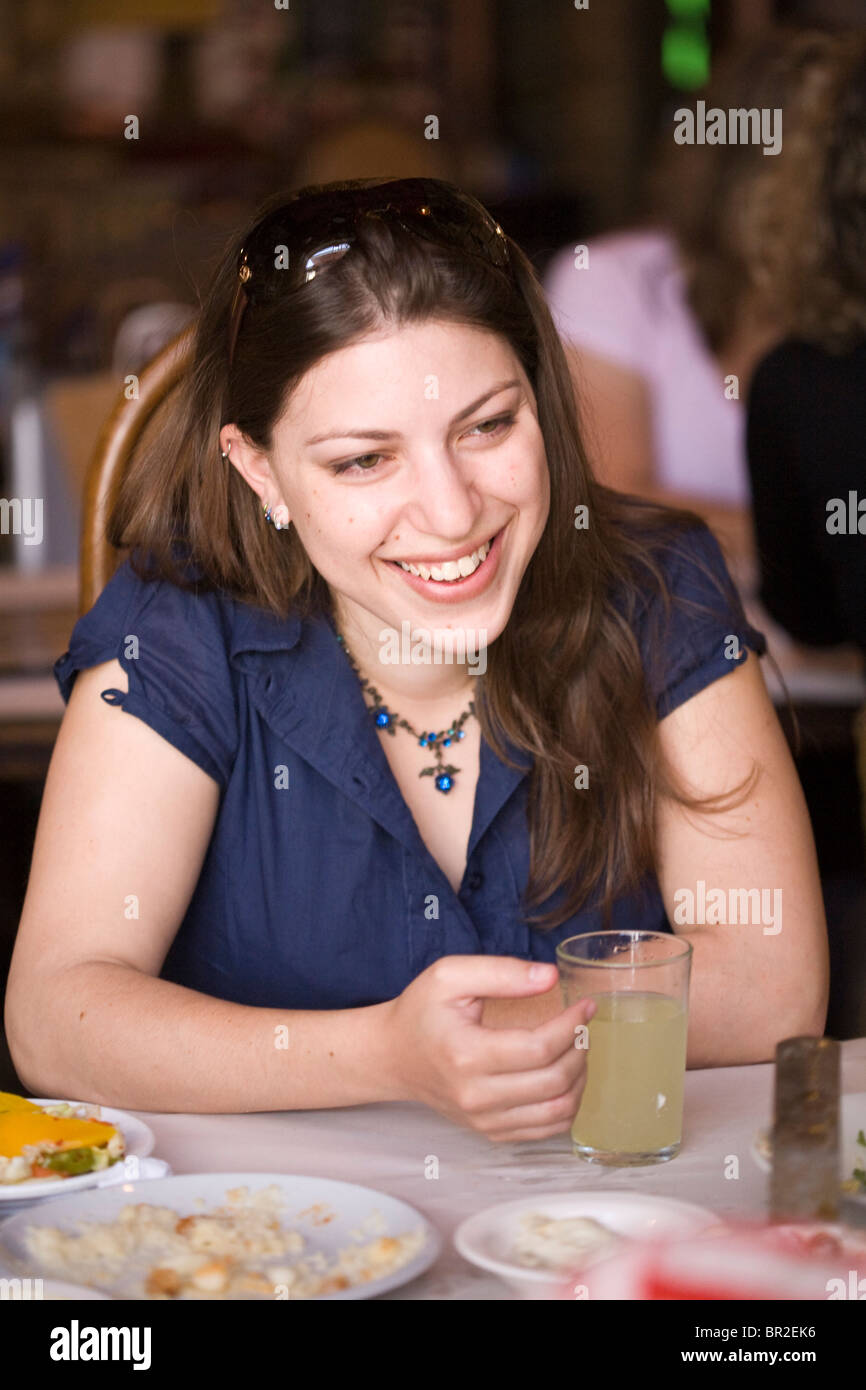 Diners mangiare pranzo presso il dott. Shakshouka, un Tripolitanian kosher ristorante a Jaffa, Tel Aviv, Israele Foto Stock