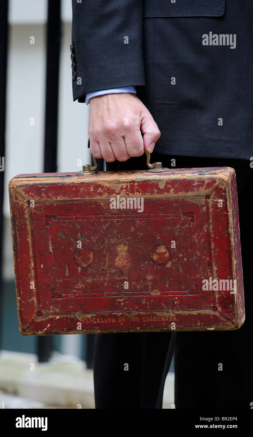 Il cancelliere a scacchiere Alistair Darling offre il bilancio al di fuori 11 Downing Street, 24 marzo 2010. Foto Stock
