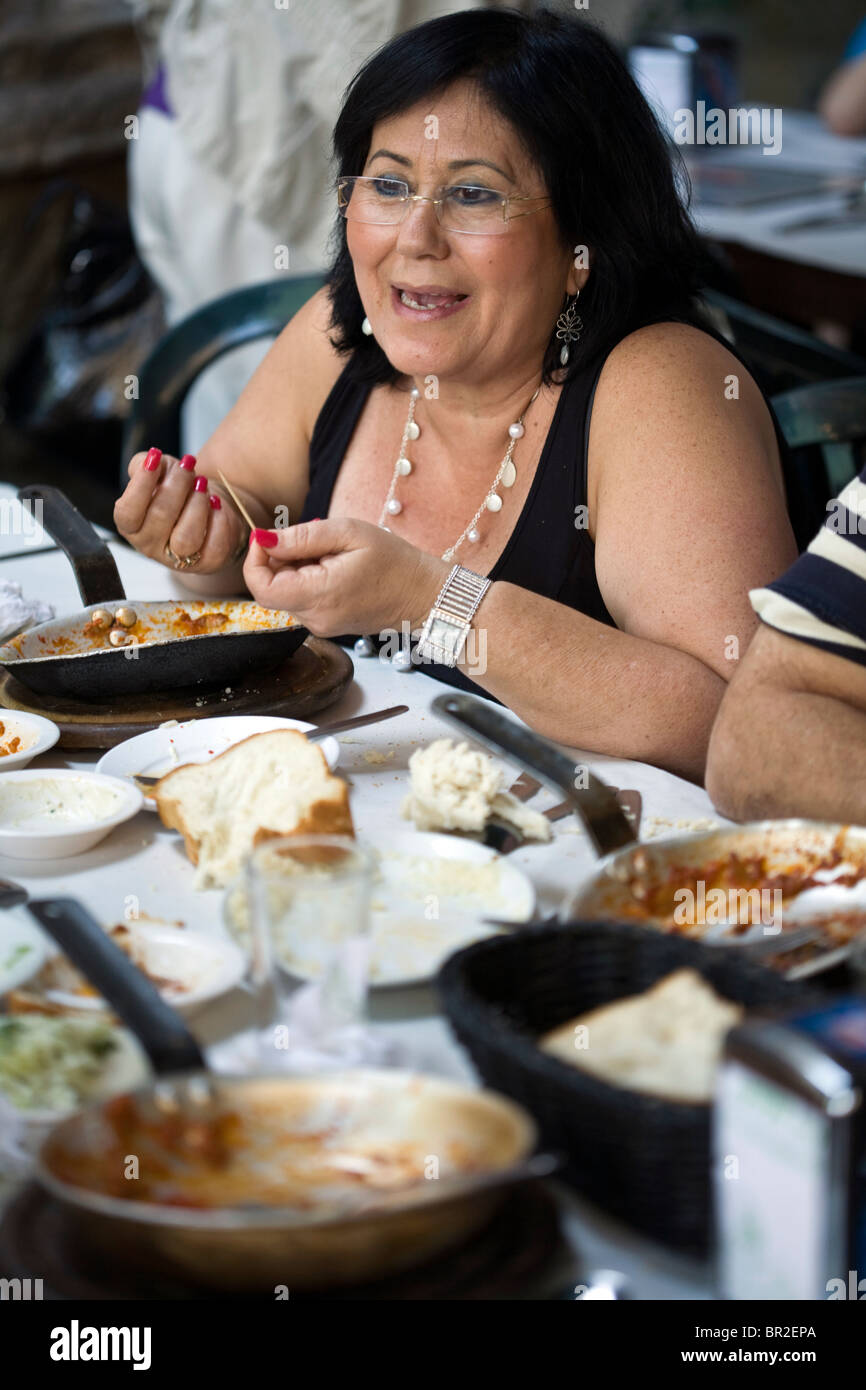 Diners mangiare pranzo presso il dott. Shakshouka, un Tripolitanian kosher ristorante a Jaffa, Tel Aviv, Israele Foto Stock