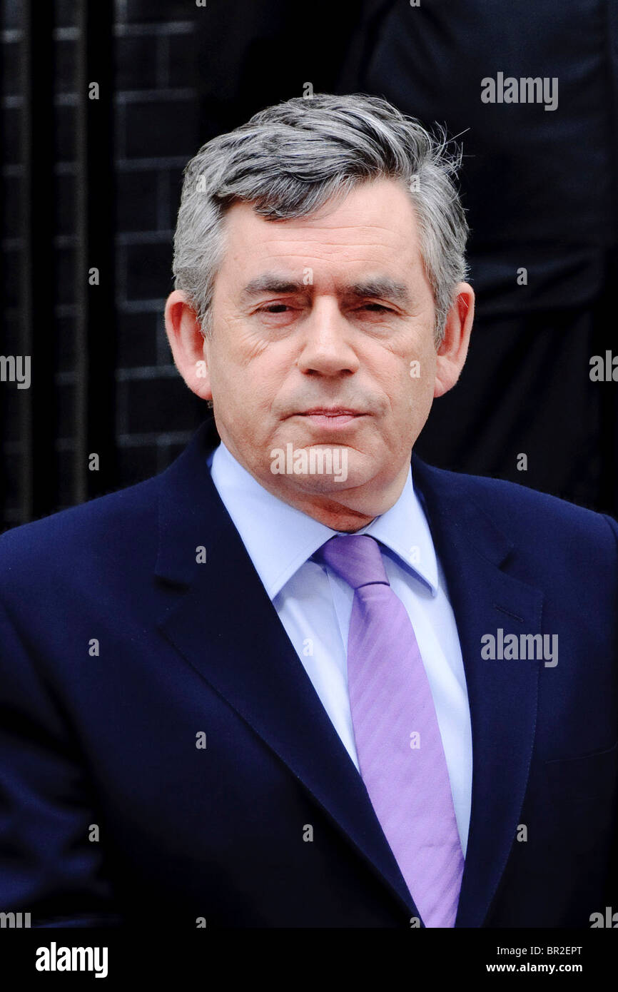 Gordon Brown dà una dichiarazione per quanto riguarda il Parlamento appeso situazione al 10 di Downing Street, Londra, 7 maggio 2010. Foto Stock
