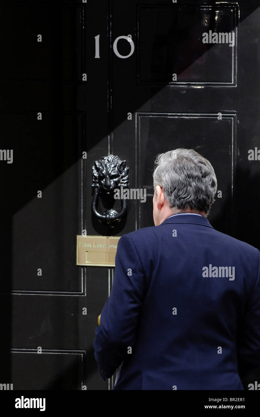 Gordon Brown dà una dichiarazione per quanto riguarda il Parlamento appeso situazione al 10 di Downing Street, Londra, 7 maggio 2010. Foto Stock