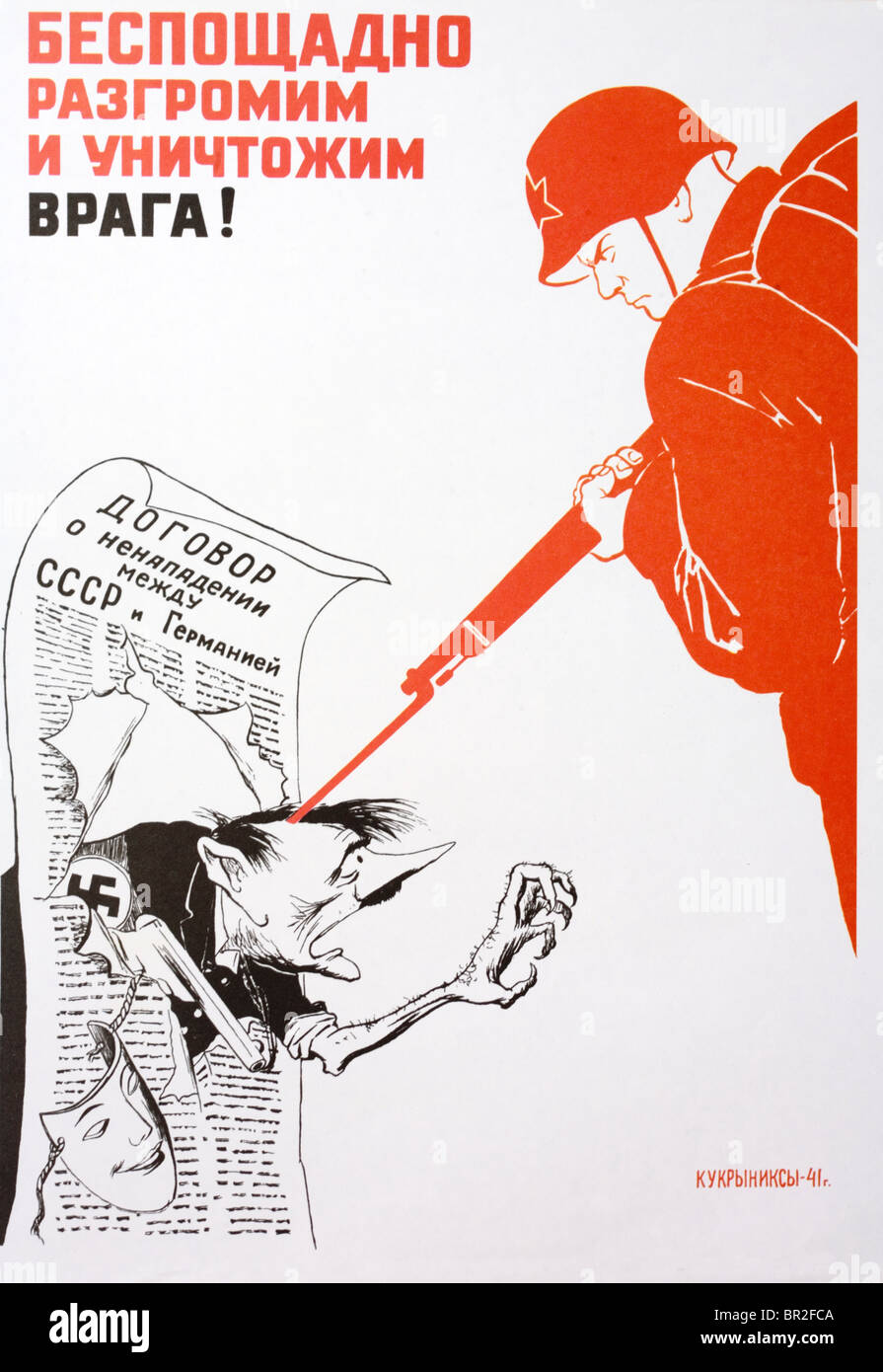 Poster raffigurante una pistola artigliato wielding Hitler rottura attraverso il nazista patto sovietica essendo respinto da un soldato sovietico. Foto Stock