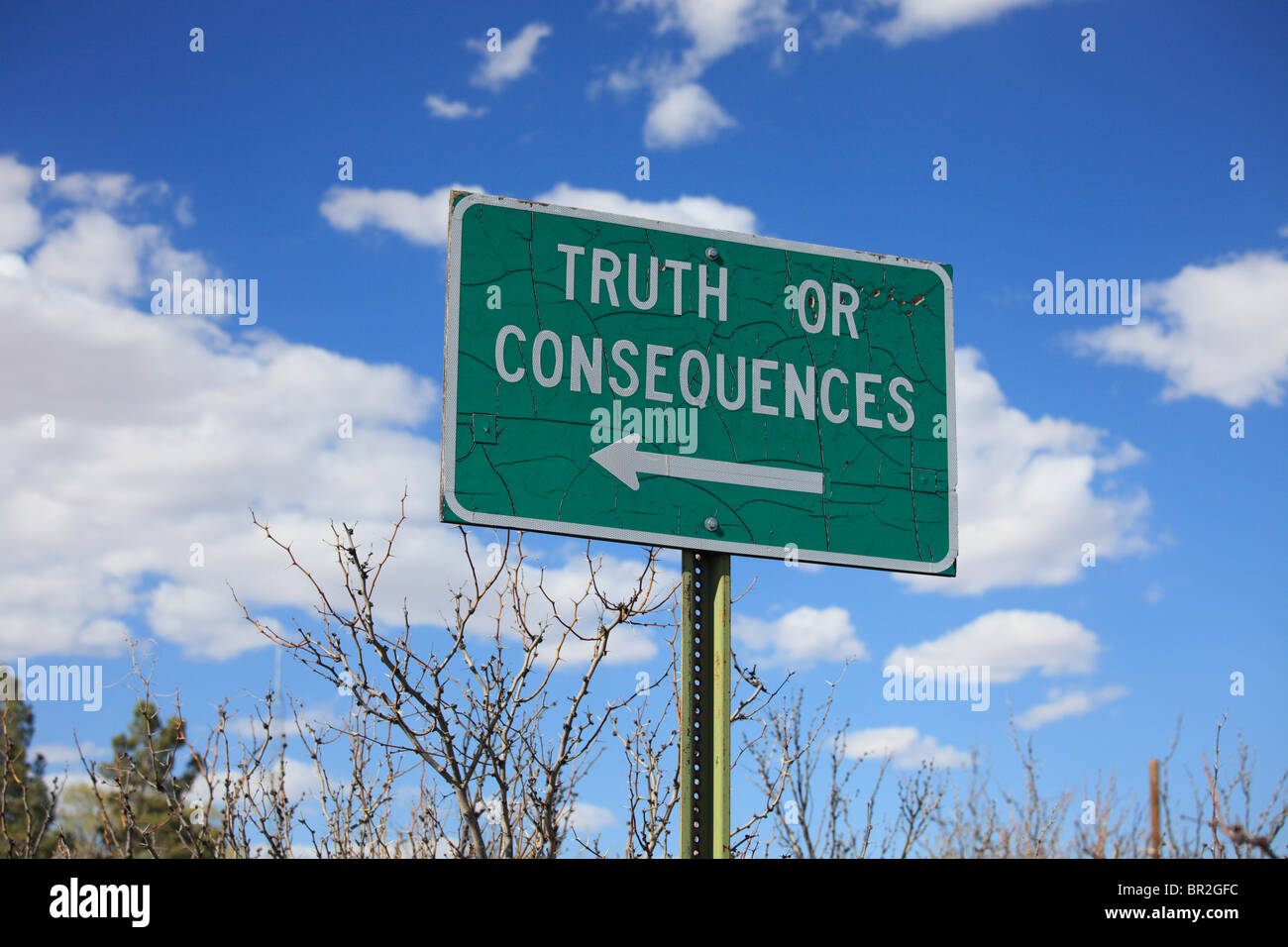 Cartello stradale nelle zone rurali del Nuovo Messico per la città di verità o conseguenze. Foto Stock
