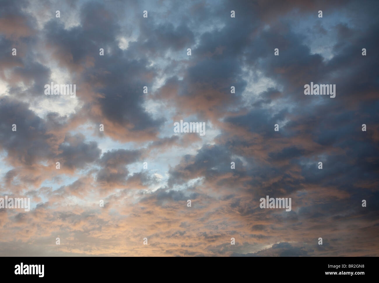 Serata colorata nuvole in cielo al tramonto Foto Stock