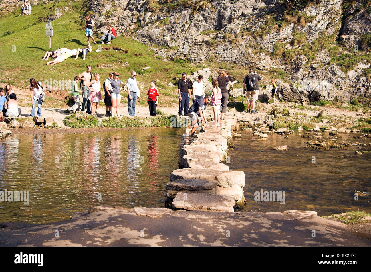 Persone su un bank holiday, trampolini, Dovedale, Derbyshire, Parco Nazionale di Peak District, England, Regno Unito Foto Stock