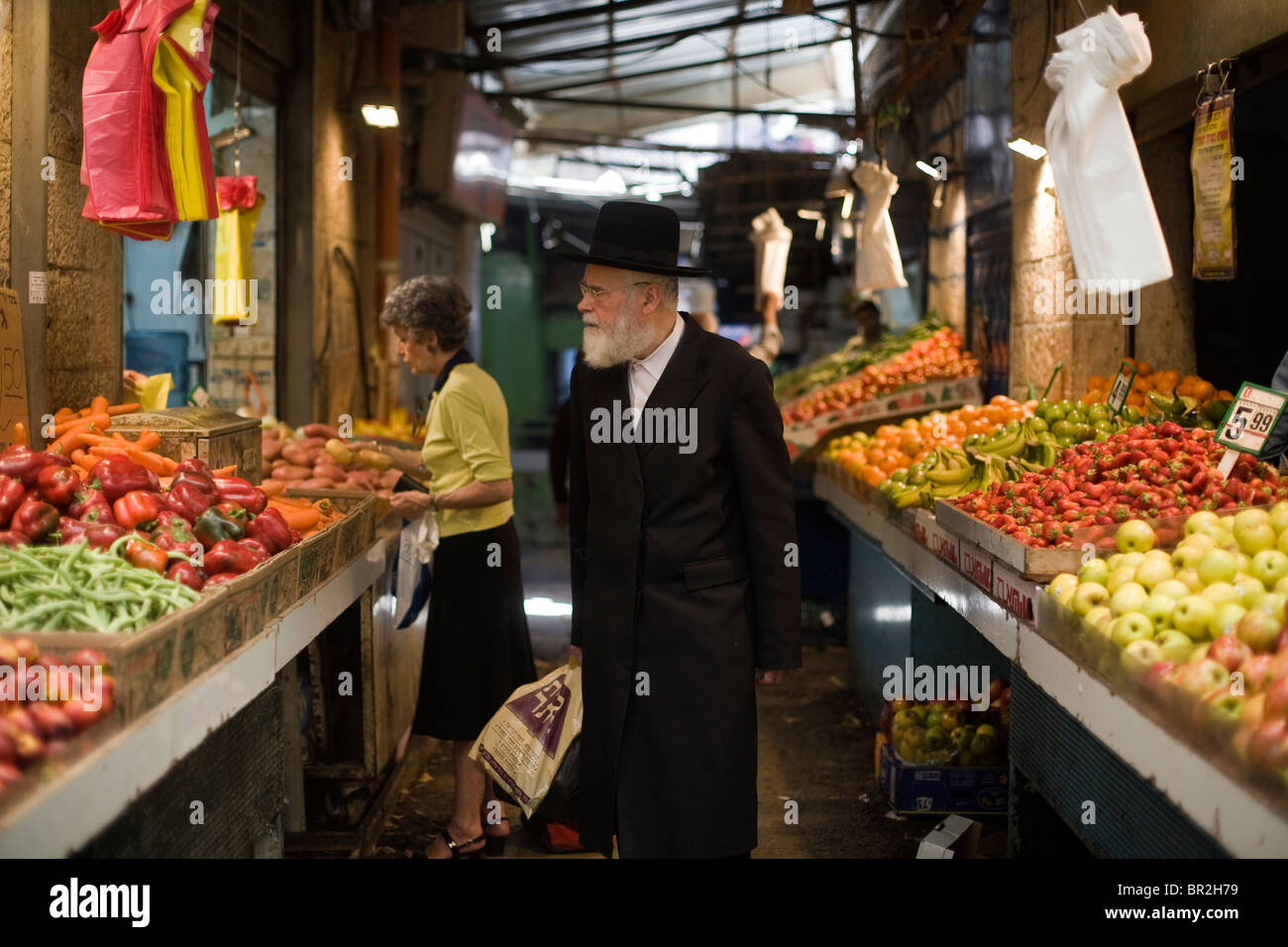 Un uomo Orthadox shopping in Mahane Yehuda Market, Gerusalemme, Israele Foto Stock