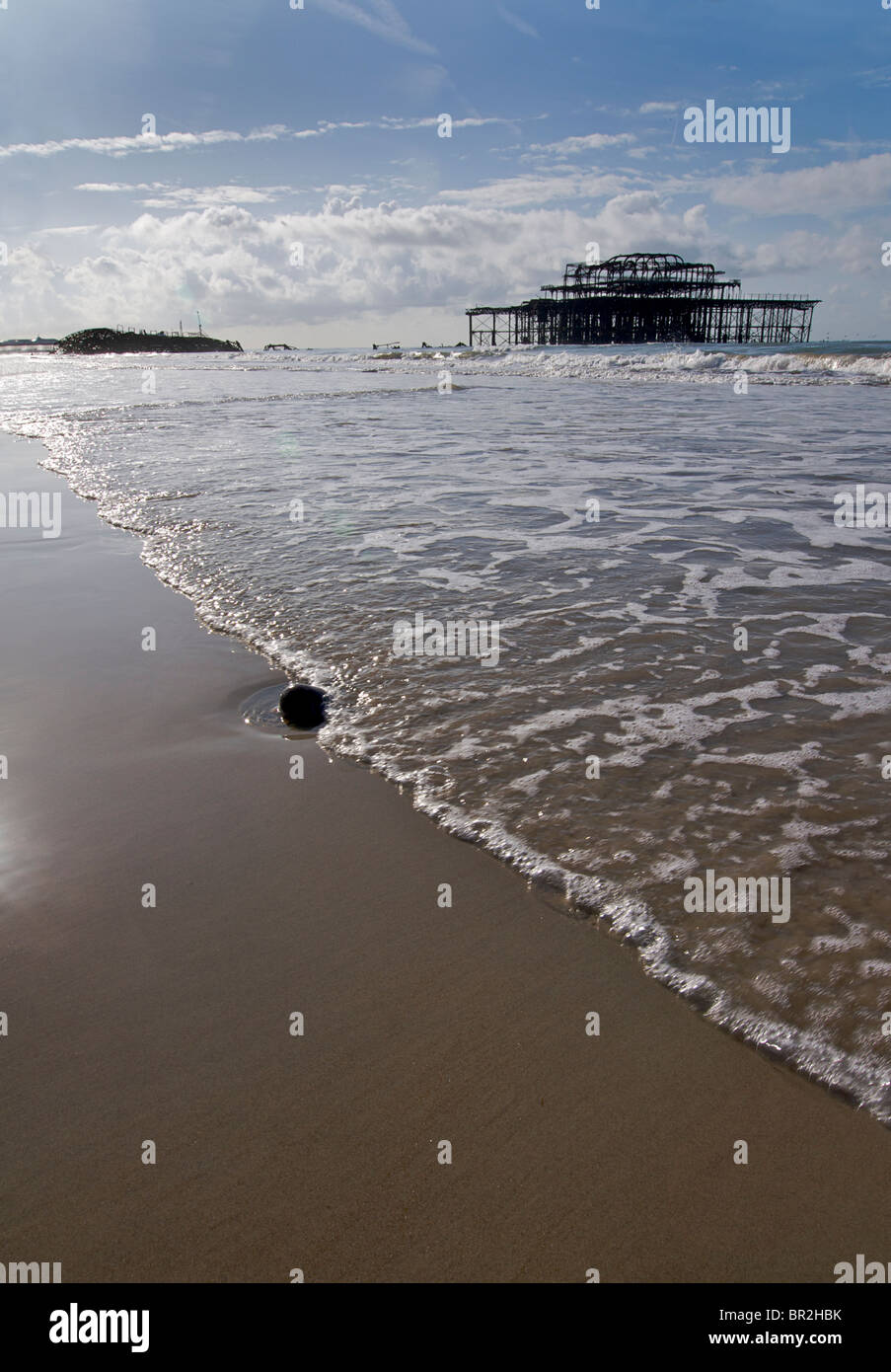 Spiaggia di Hove e fatiscente Molo Ovest di Brighton. Bassa marea a sunrise. East Sussex, Inghilterra Foto Stock