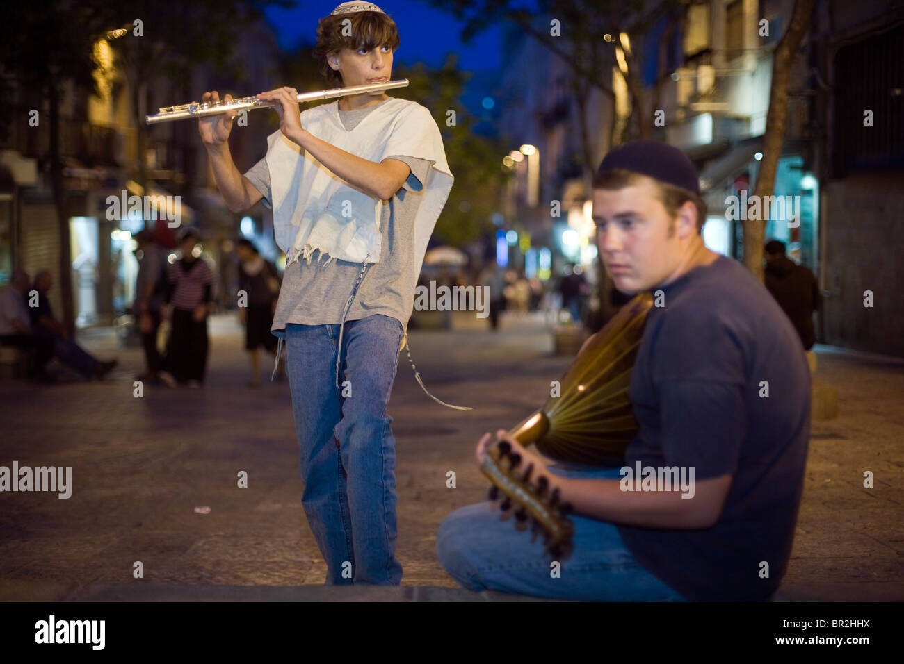 Ragazzi Vestito in tradizionali israeliane e vestiti ebraica suonare il flauto e mandolino sul Ben Yahuda Street, Gerusalemme, Israele Foto Stock