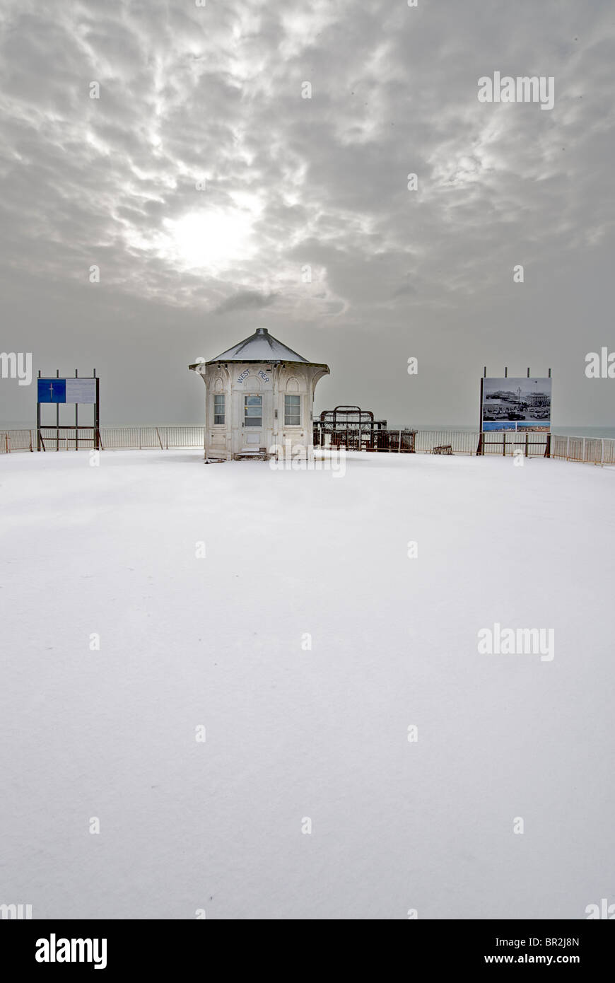 Il seaward fine di Brighton 's altrimenti abbandonati Molo Ovest nella neve. Brighton, East Sussex, Inghilterra Foto Stock