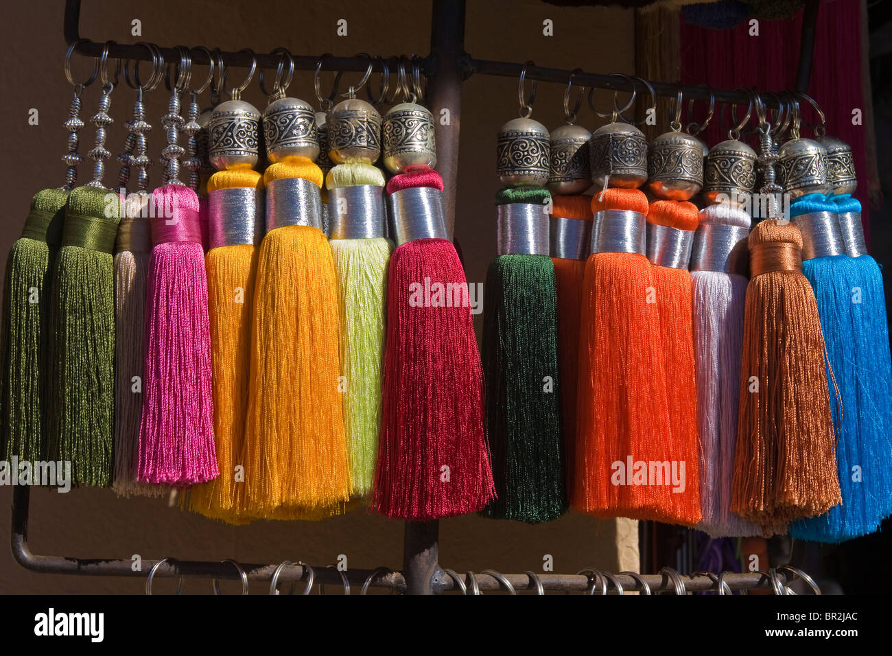 Luminoso colorato design Arabo keyring nappe per vendita,  Insieme fatto  tutto artigianelmente', Marrakech, Marocco Foto stock - Alamy