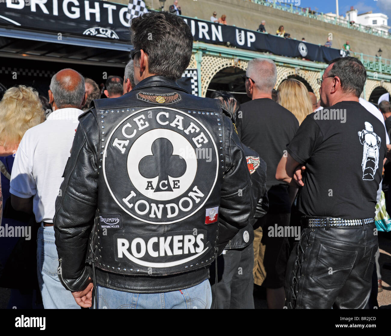 Biker maschio vestita di nero giacca di pelle alla Ace Cafe Reunion riunione per i biker un evento annuale tenuto sul lungomare di Brighton Regno Unito Foto Stock