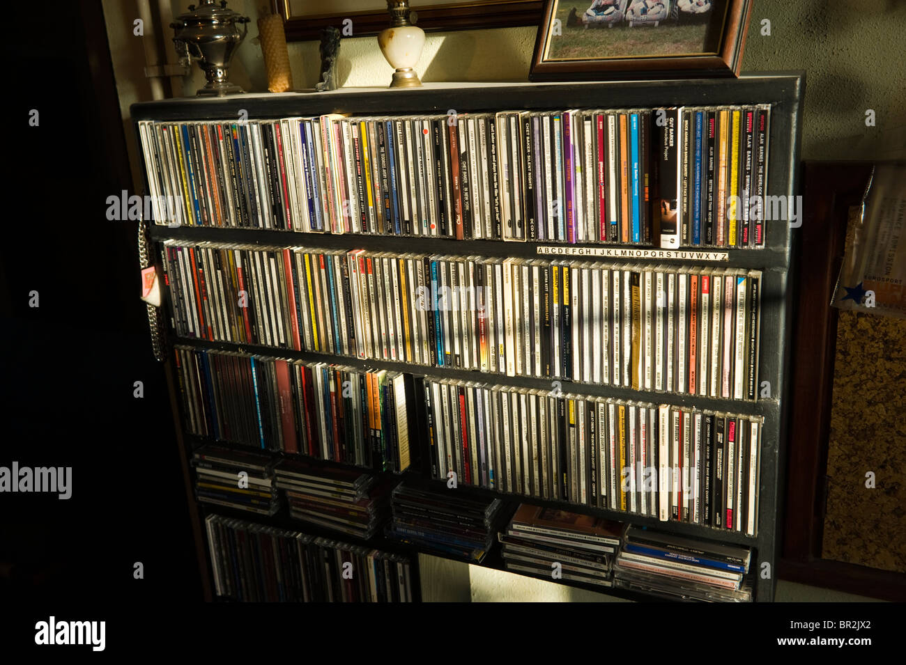 Gli amanti del jazz cd collection organizzato in ordine alfabetico sulla scaffalatura Foto Stock