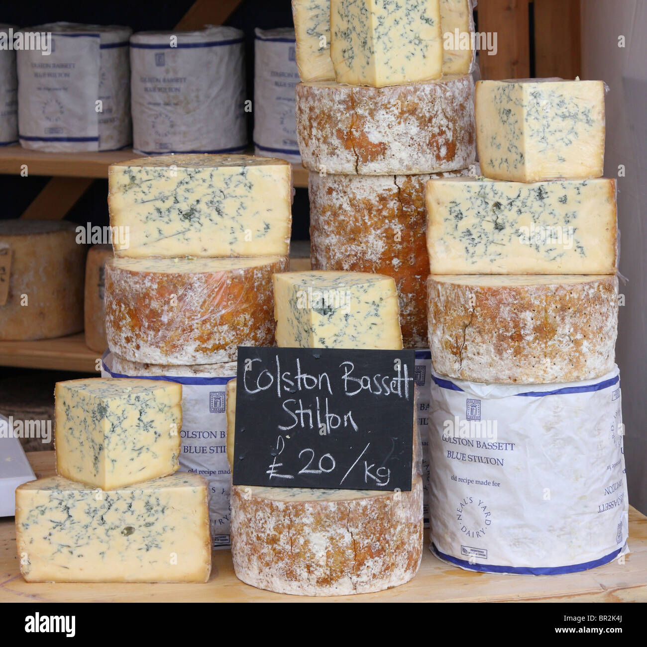 Del formaggio Stilton per la vendita in un mercato degli agricoltori nel Regno Unito Foto Stock
