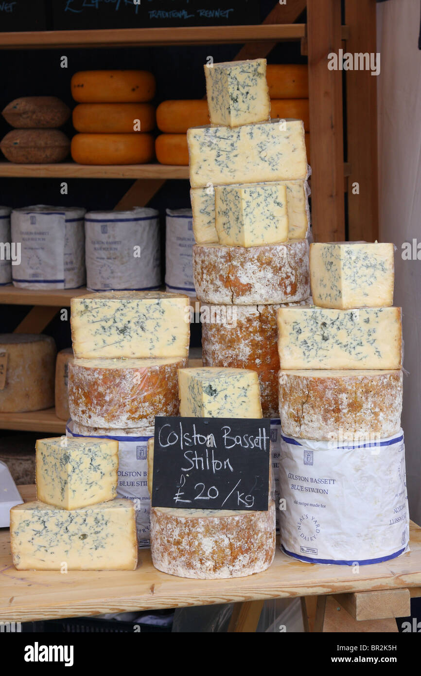 Del formaggio Stilton per la vendita in un mercato degli agricoltori nel Regno Unito Foto Stock