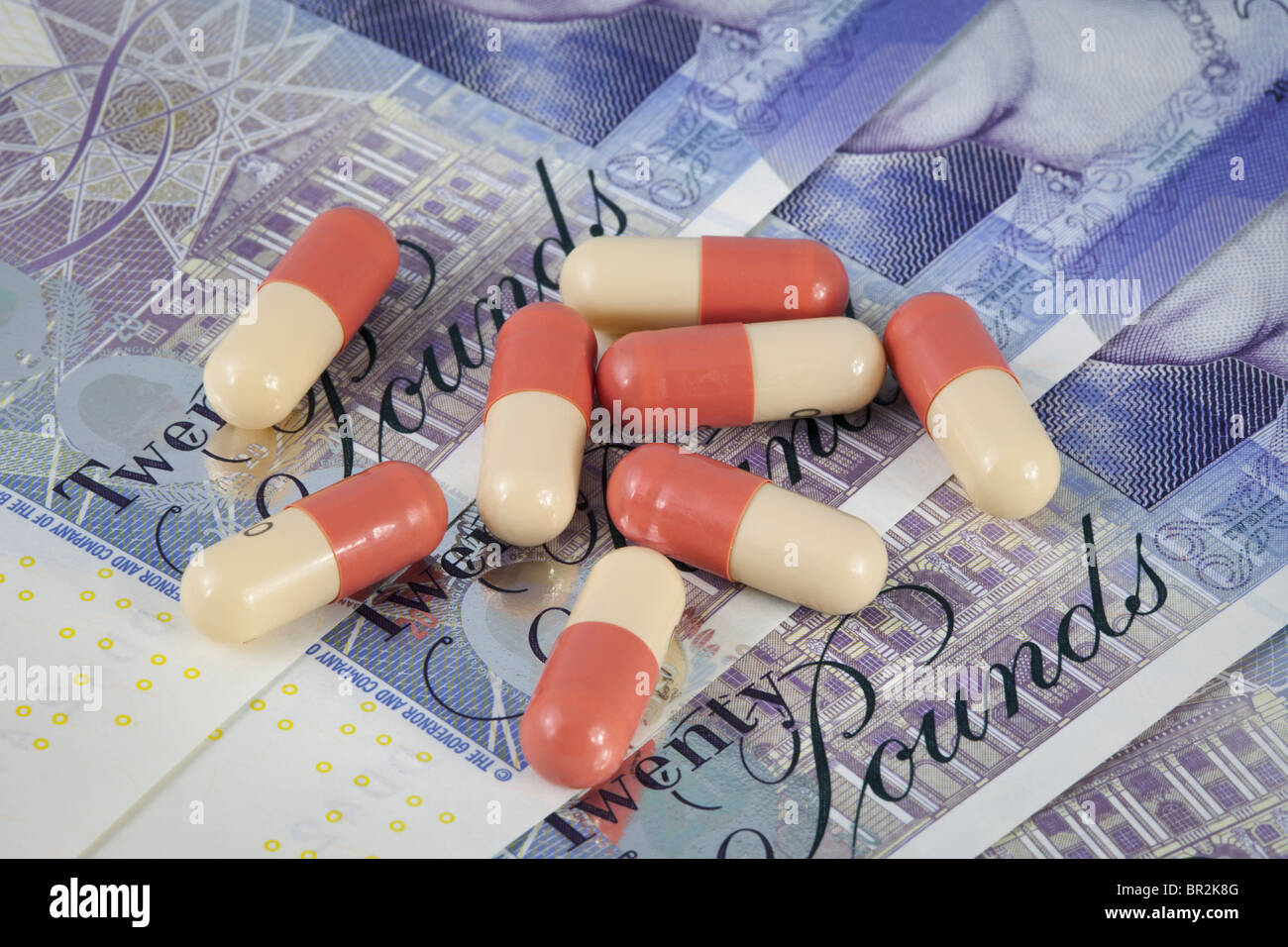 Le medicine su di uno sfondo di denaro nel Regno Unito. Foto Stock