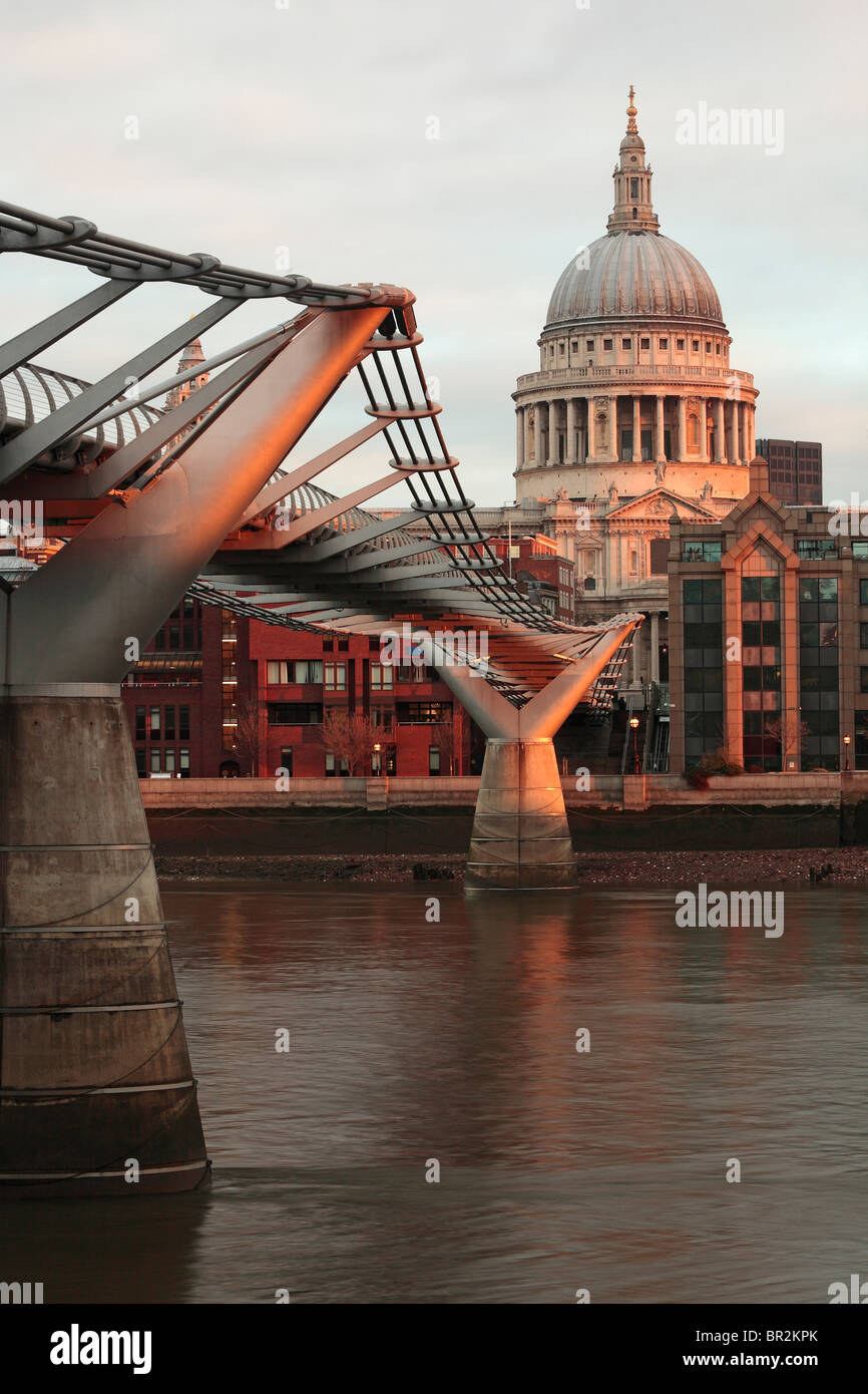 La Cattedrale di St Paul e Millennium Bridge come visto da di Southwark a Londra in Inghilterra Foto Stock