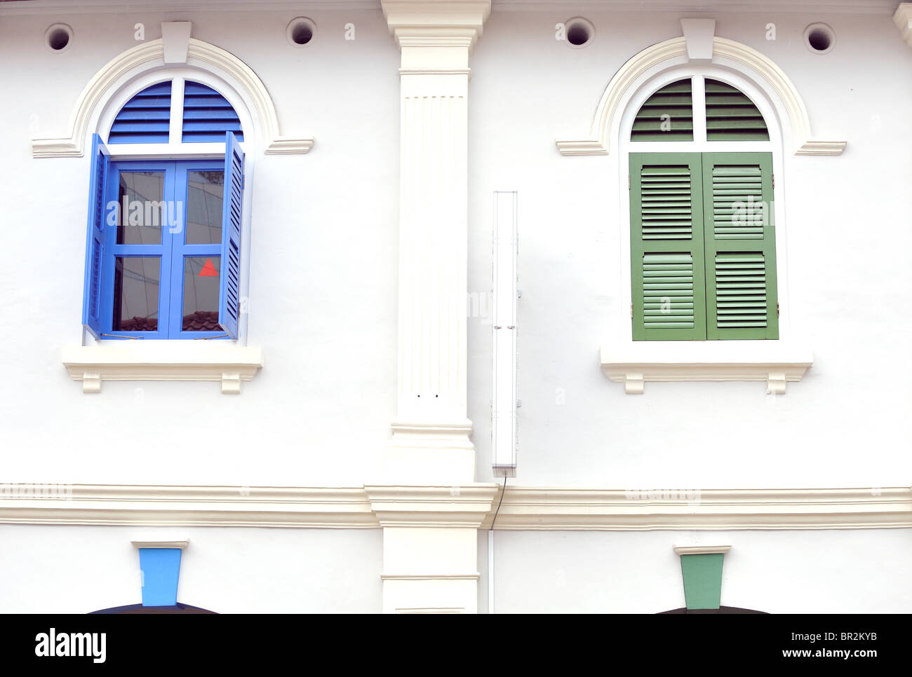 Persiane colorate sul Cinese Shop Case in Little India, Singapore Foto Stock