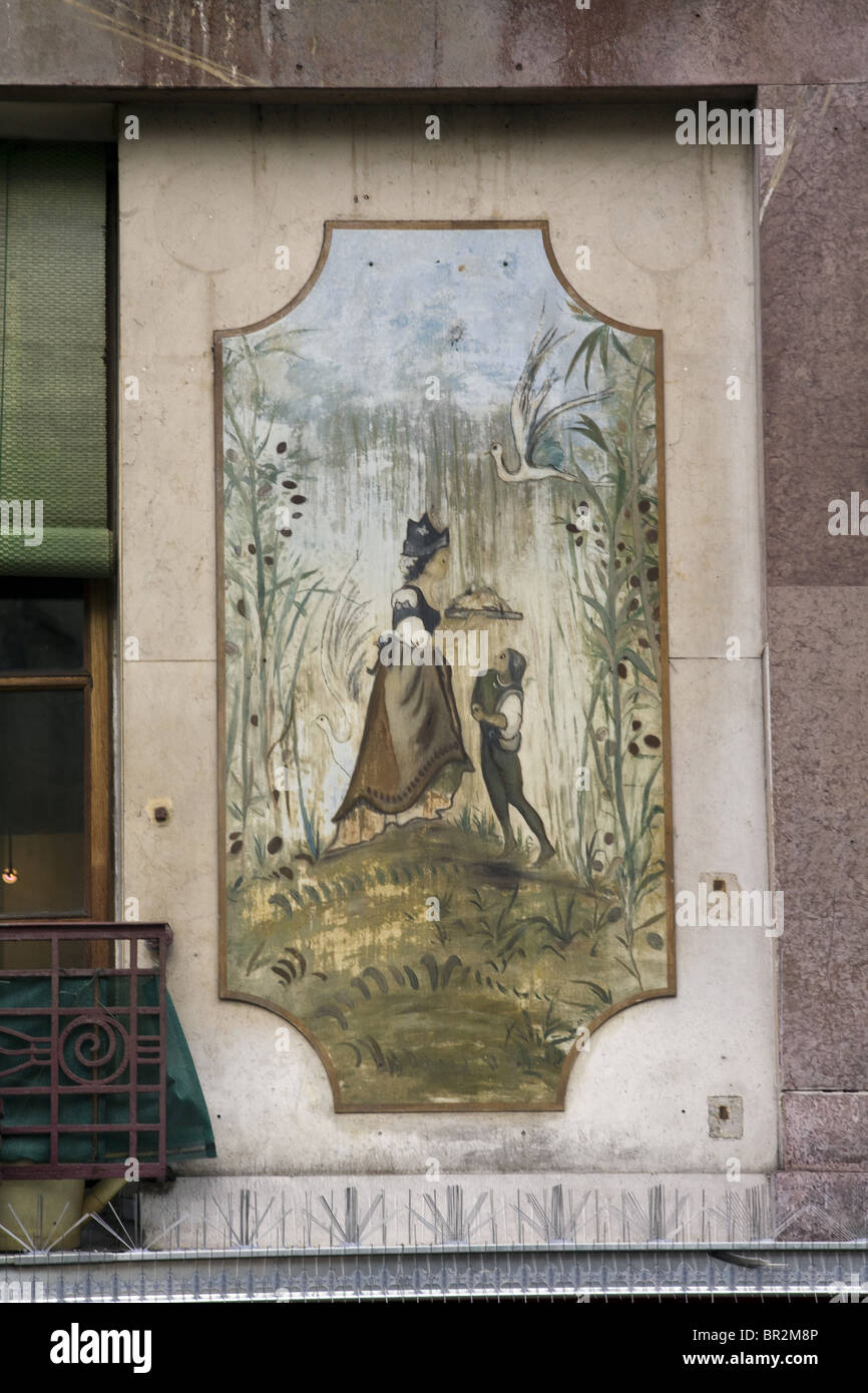 Dettagli architettonici di murales sulle pareti sopra i negozi di Rue Mouffetard, una celebre mercato alimentare a Parigi Foto Stock