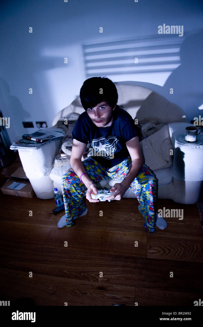 Adolescente giocare sulla sua Xbox 360 games console Foto Stock