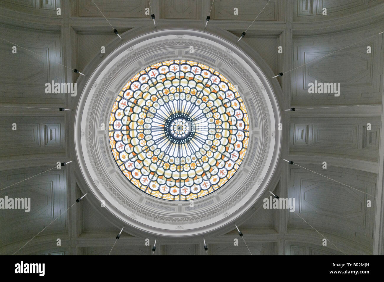 Cupola in Vetro colorato nella casa del misuratore, elencate/edificio vittoriano restaurato a Belfast di officine di produzione del gas. Foto Stock
