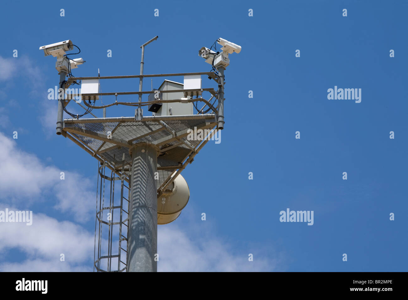 Nei pressi di Stati Uniti Confine messicano telecamere e rilevamento di ingombro sono usati per seguire gli stranieri illegali. Grandi onde continuare in USA Foto Stock