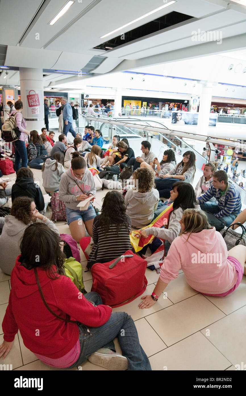 Gruppo scolastico aeroporto; una folla di studenti in gita scolastica in attesa nella partenze, South Terminal, l' aeroporto di Gatwick, Regno Unito Foto Stock