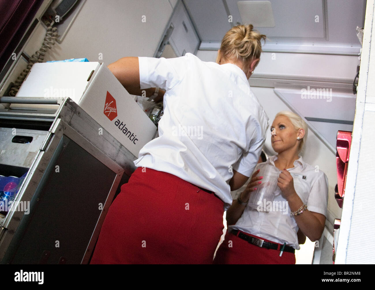 Virgin Atlantic hostess al lavoro in cucina, Boeing 747 volo da Gatwick a Los Angeles Foto Stock