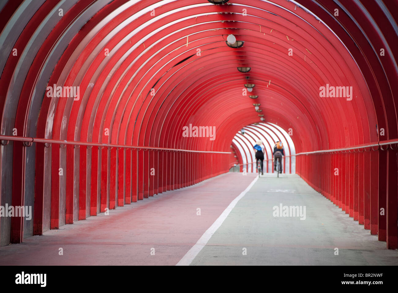 Tunnel di rosso con due ciclisti al SECC a Glasgow, Scozia Foto Stock